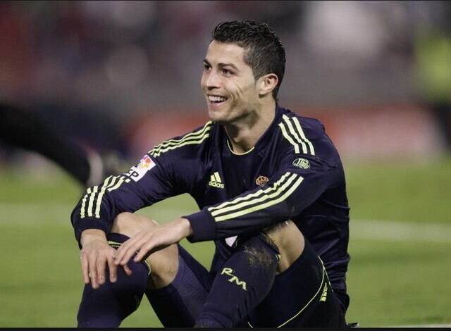 Cristiano Ronaldo thuộc top những cầu thủ đẹp trai nhất thế giới.