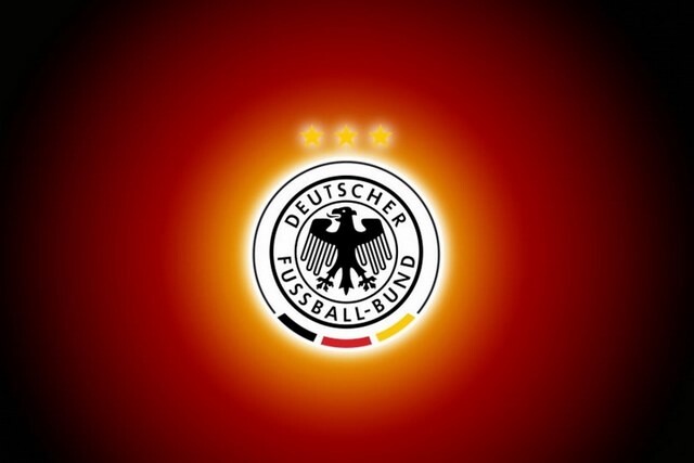Đội tuyển quốc gia Đức có logo chính thức là hình chim đại bàng đen