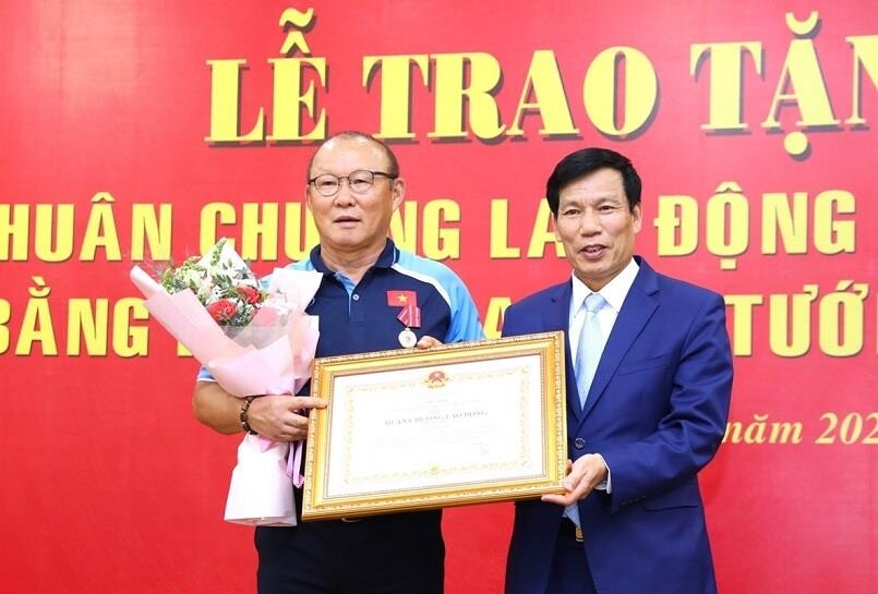 Bộ trưởng Bộ Văn hóa, Thể thao và Du lịch Nguyễn Ngọc Thiện đã trao tặng Huân chương Lao động hạng Nhì cho Huấn luyện viên Park Hang Seo.